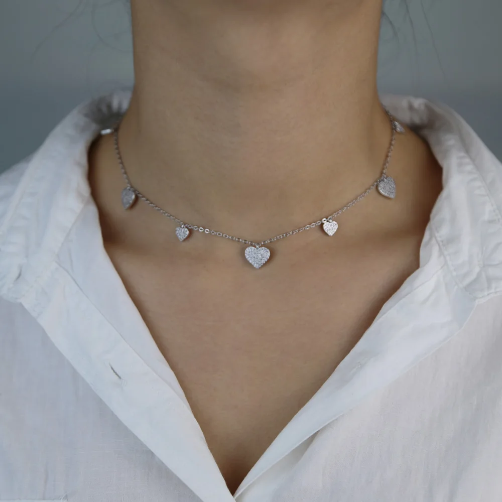 Женский чокер с кулоном в виде сердца фианитом