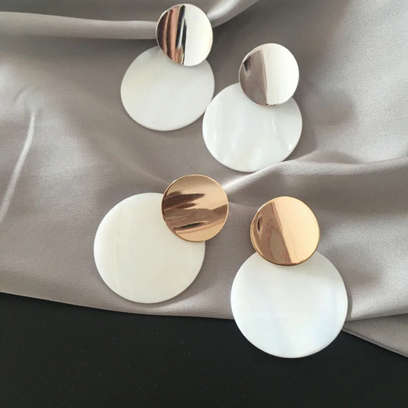 

RANJUNXUN Women's Fashion Shell Earrings White Black Natural Shell Geometric Earrings Women's Wedding Jewelry New Year Gifts