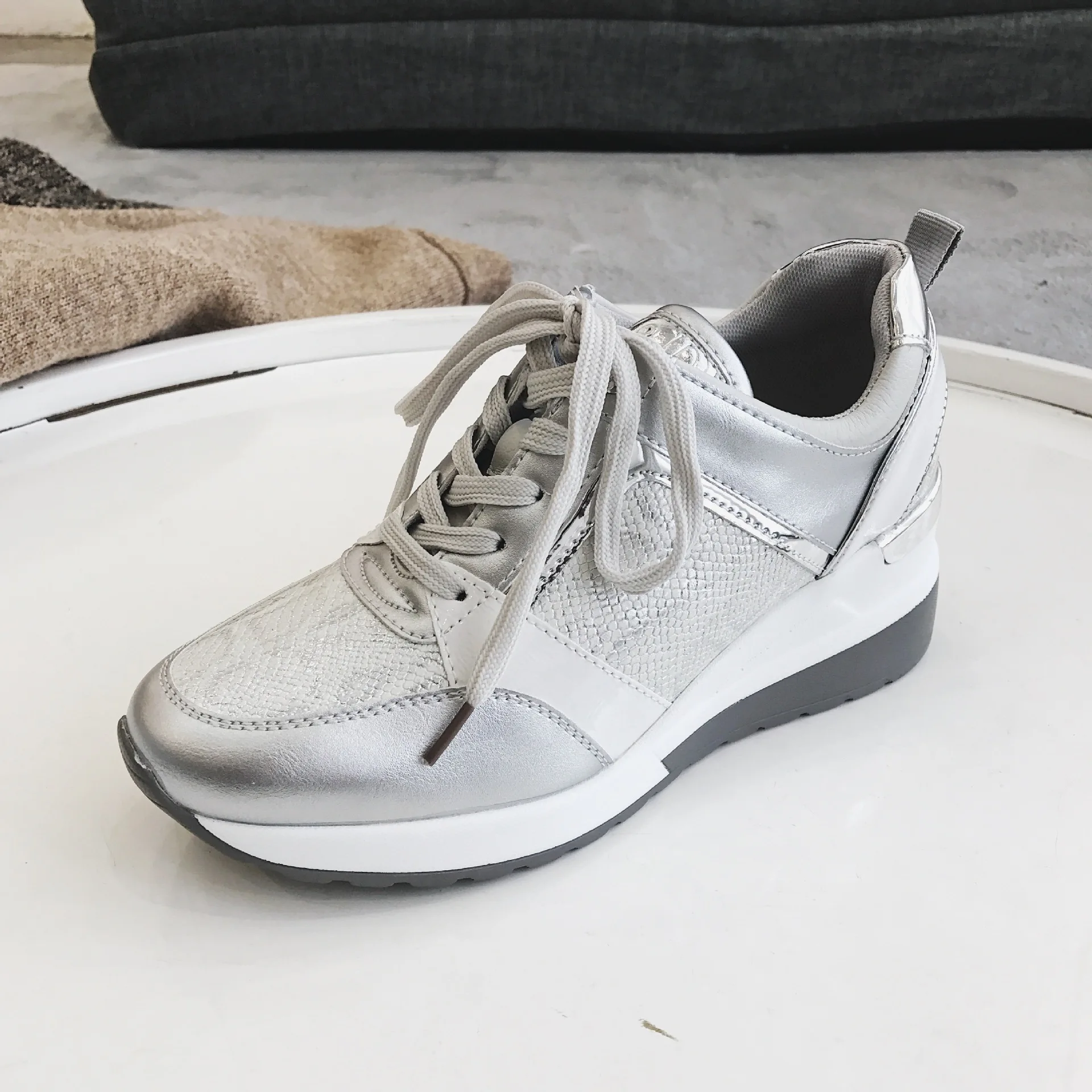 Женская обувь со змеиным узором женские кроссовки с перекрестной шнуровкой для