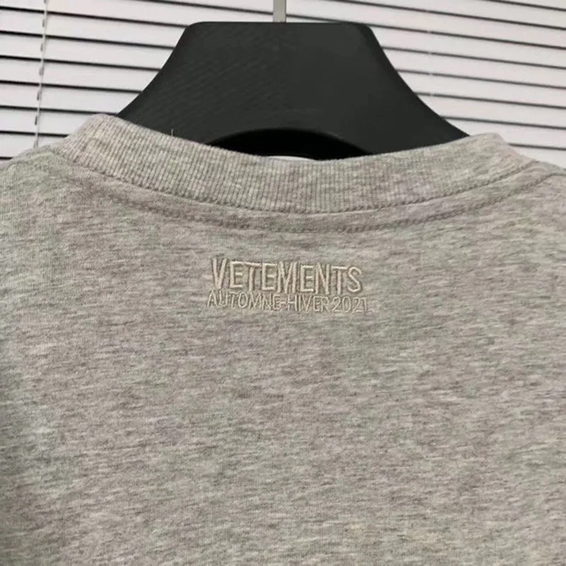 

Small Logo VETEMENTS T-Shirt Men Women 1:1 High Quality VETEMENTS T-shirts back collar Tonal logo embroidered VTM Tops Tee
