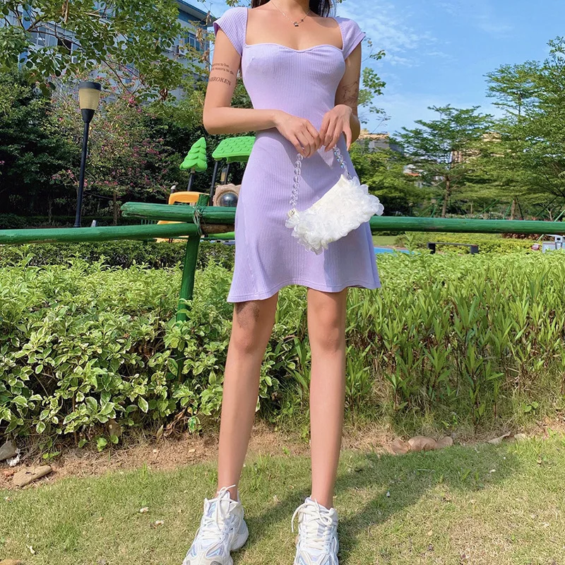 Женское трикотажное платье-мини с вырезом сердечком и рукавами-крылышками лето