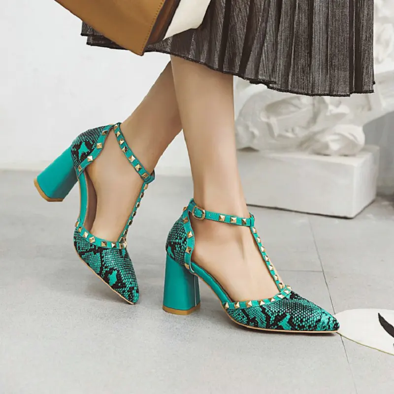 Женские туфли-лодочки на квадратном каблуке с Т-образным ремешком и заклепками |