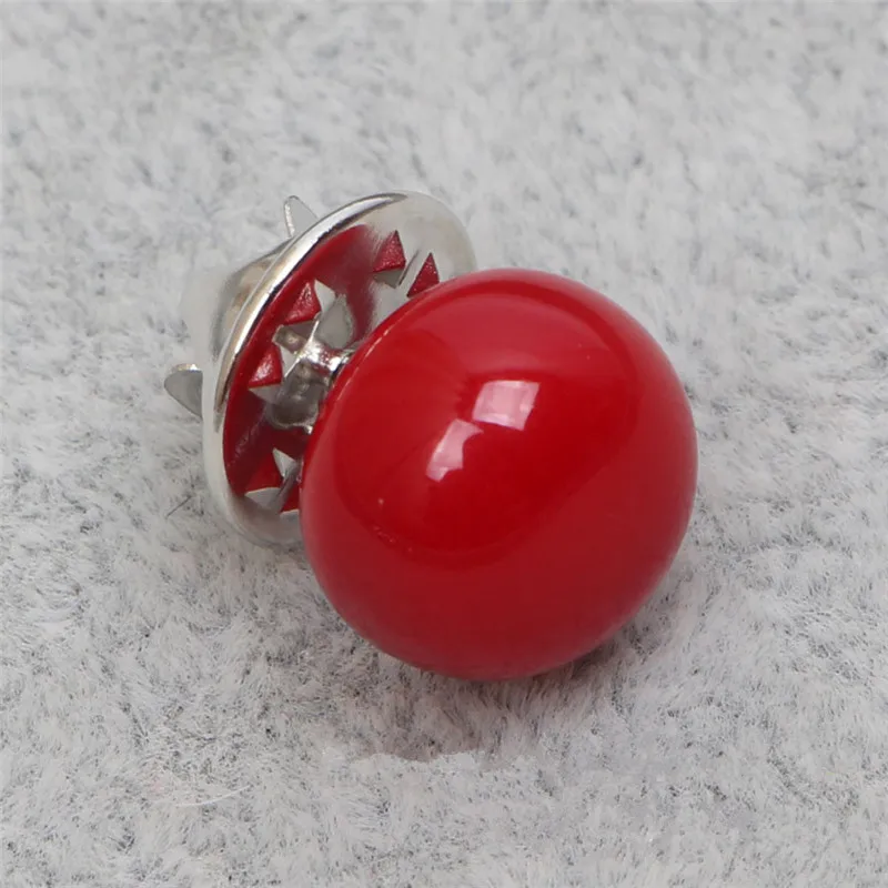 Изделие для женщин "Круглая брошь с имитацией жемчуга и камнями циркония на пуговице из искусственной кожи" в количестве 10 штук. Аксессуары для ювелирных изделий "для любого образа".