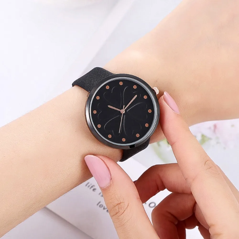 

Women Four-Leaf Clover Pattern Rivet Time Dial Watch Drop shipping