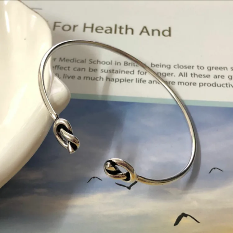 

Простое украшение в стиле ретро с открытым браслетом