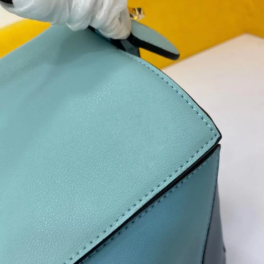 

In 2021, the new celebrity inspired mini geometric bag pillowcase leather stitching bag shoulder bag women's messenger bag