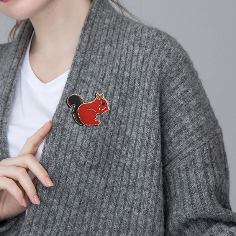 Брошь из акрилового сплава с бусинами и изящной белкой|Броши| |