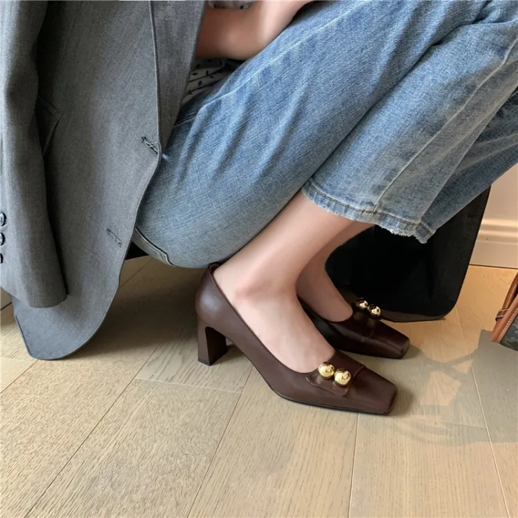 

MLJUESE 2021 Women Pumps Soft Cow leather Autumn Spring Metal Decoration Brown color Square toe female High heels pumps