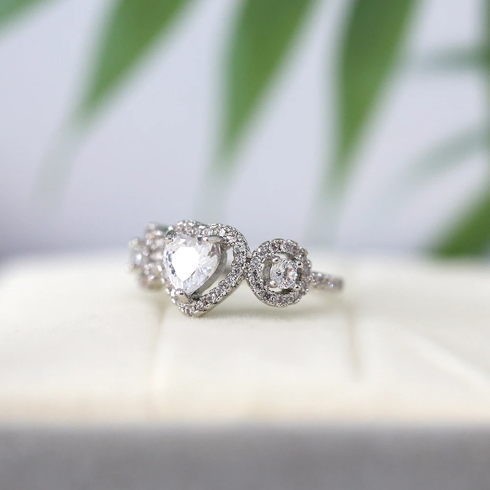 Бесцветное кольцо с драгоценным камнем покрытием из 18 каратного золота медное