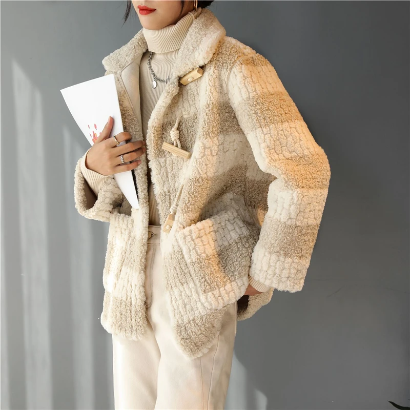 

Winter Coat Women 2020 Horn Button Faux Lamb Fur Jacket Warm Thick Fashion Loose Plush Ladies Coat Faux Fur Coat Fluffy Jacket