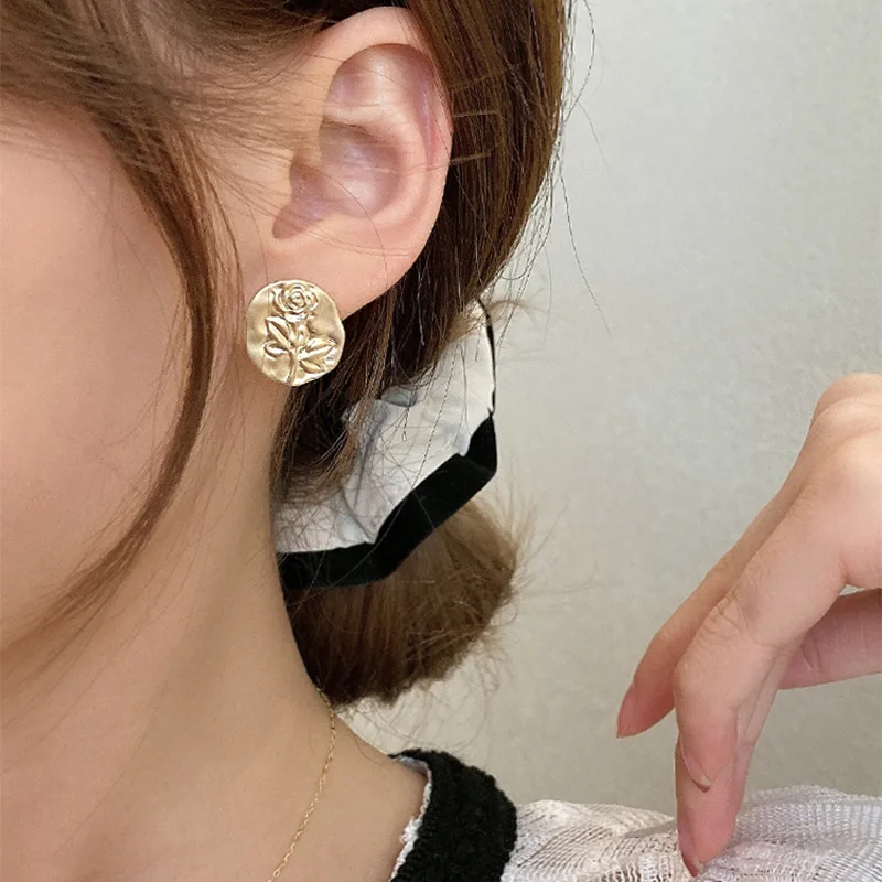 

Korean Multilayer Pearl Arc-shaped Metal Dangle Earrings Cute Gold Pearl Claw Shape CC Drop Earrings for Women Jewelry