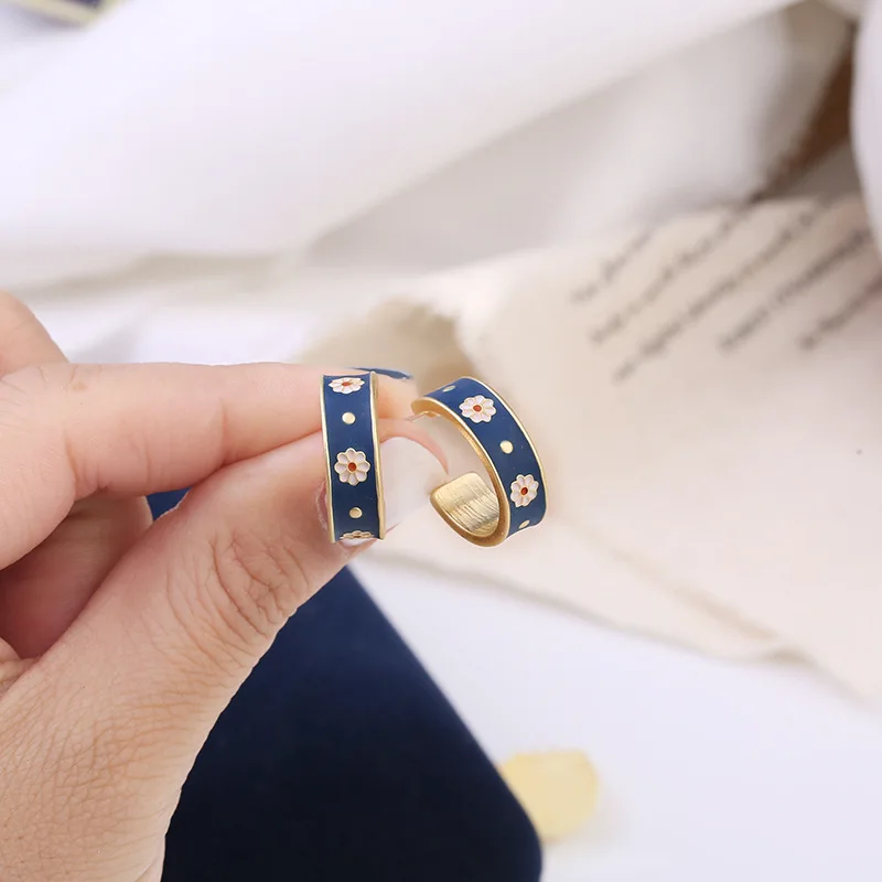 Женские серьги-кольца с эмалью винтажные серьги цветами и маргаритками в