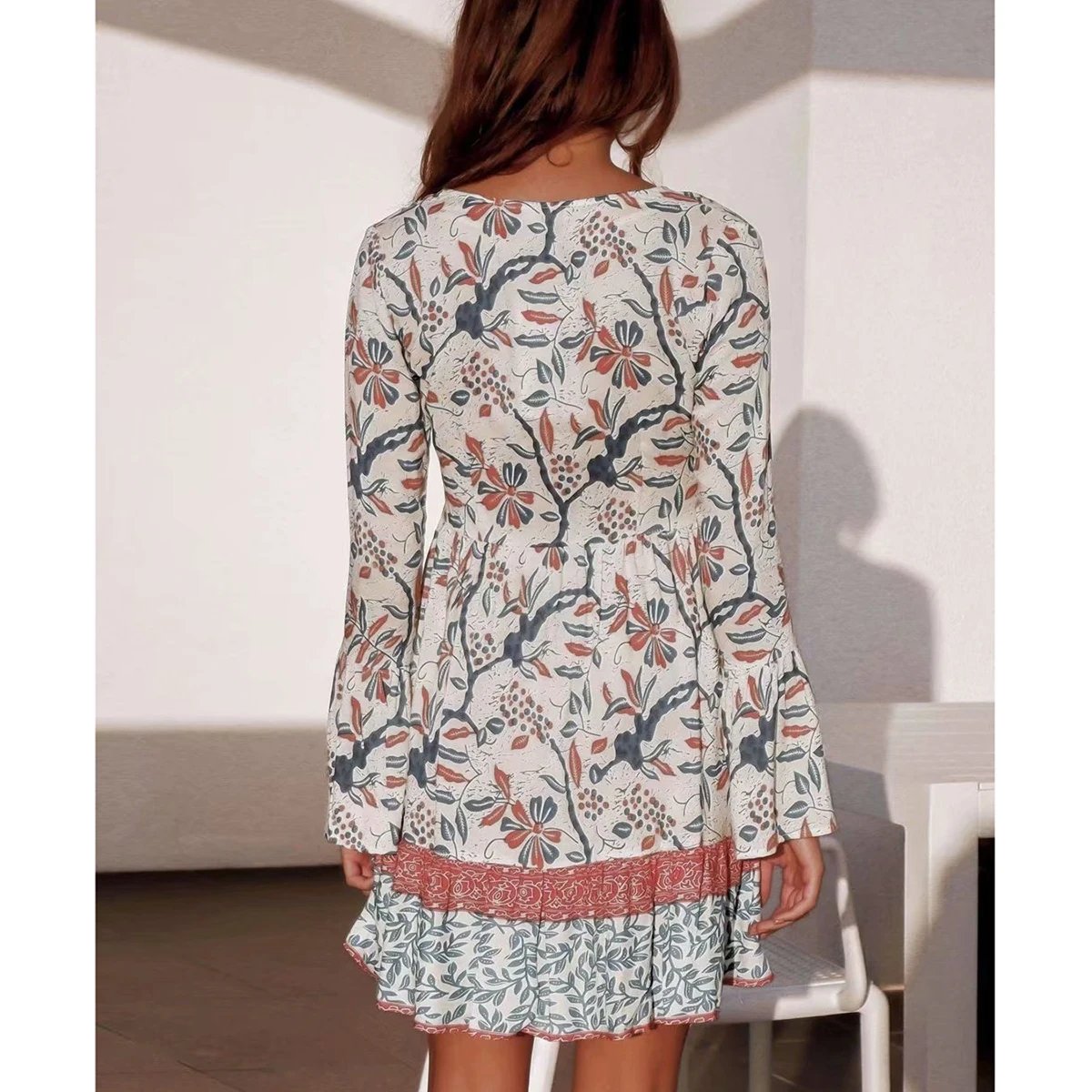 Богемный Вдохновленный цветочный мини платье с длинным рукавом v образным