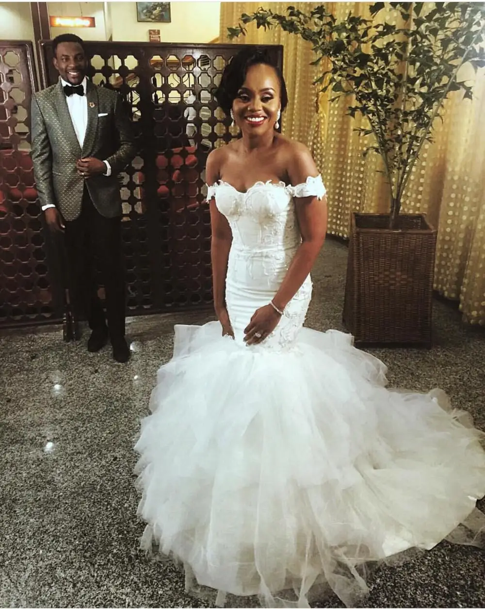 

White Lace Mermaid Wedding Dresses Applique Off The Shoulder Corset Up Formal Bridal Gowns Floor Length Plus Size African Marria
