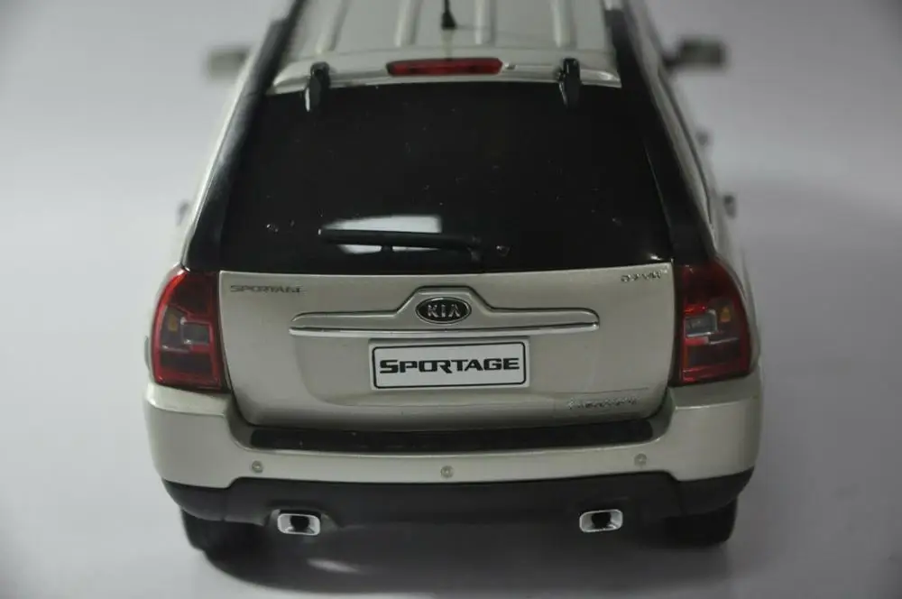 1:18 литая под давлением модель для Kia Sportage R 2008 Золотой внедорожник редкая Игрушечная машина из сплава миниатюрная коллекция подарки