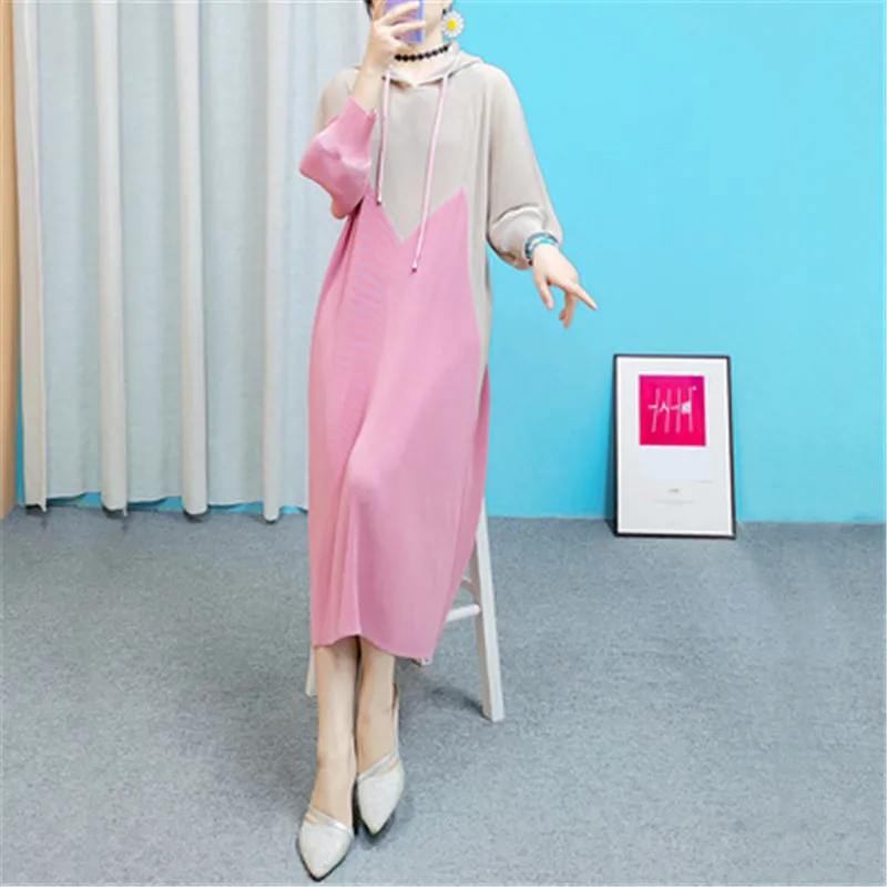 

Miyake Folded Hooded Dress 2021 Fall Fashion Fashion Loose Large Size Mid-length Covering Flesh Contrast Color Stitching Casual