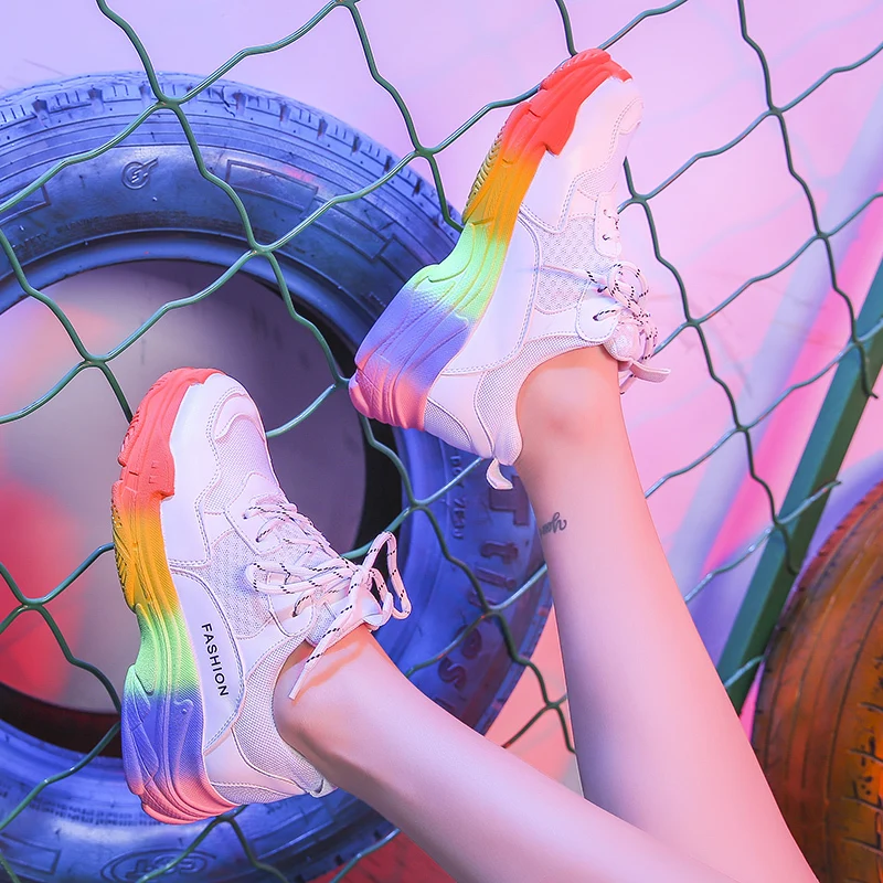 Женские кроссовки на массивной подошве KAMUCC черные шнуровке с разноцветной