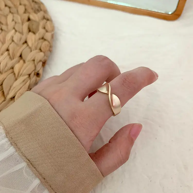 Женское кольцо с открытым кольцом элегантное простое металлическое эффектом