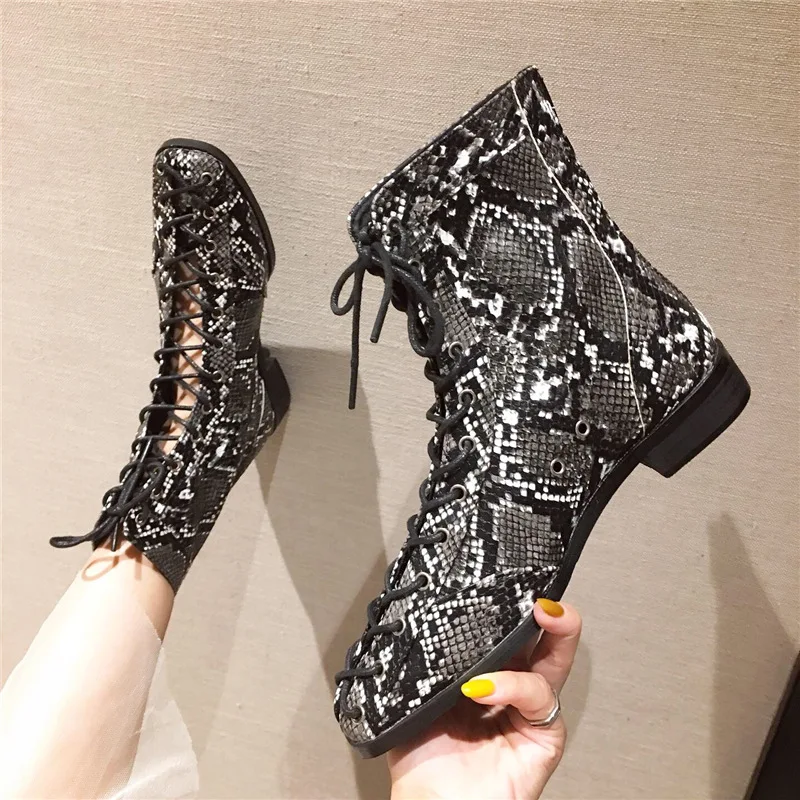 Женские ботинки из натуральной кожи красовки модные римские со змеиным принтом