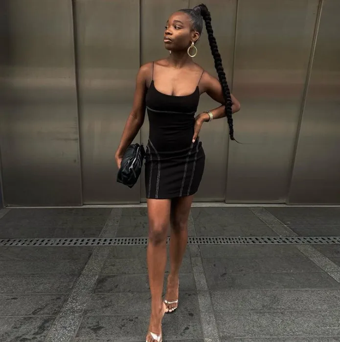 Летнее приталенное платье на бретельках с глубоким вырезом и открытой спиной