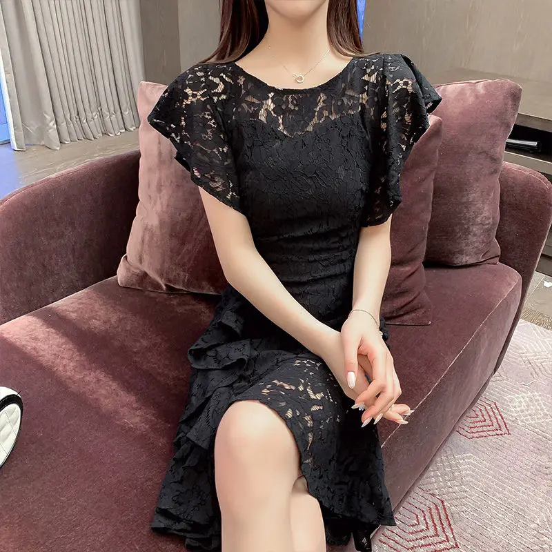 Женское кружевное платье с оборками черное облегающее большого размера