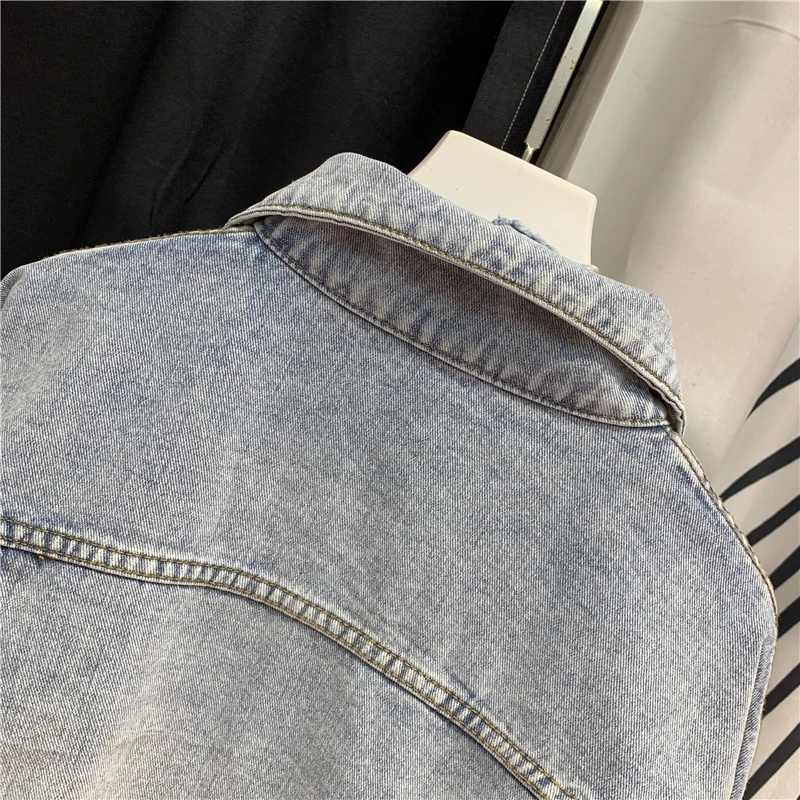 Женская короткая джинсовая куртка свободная в стиле ретро с дырками и завязками