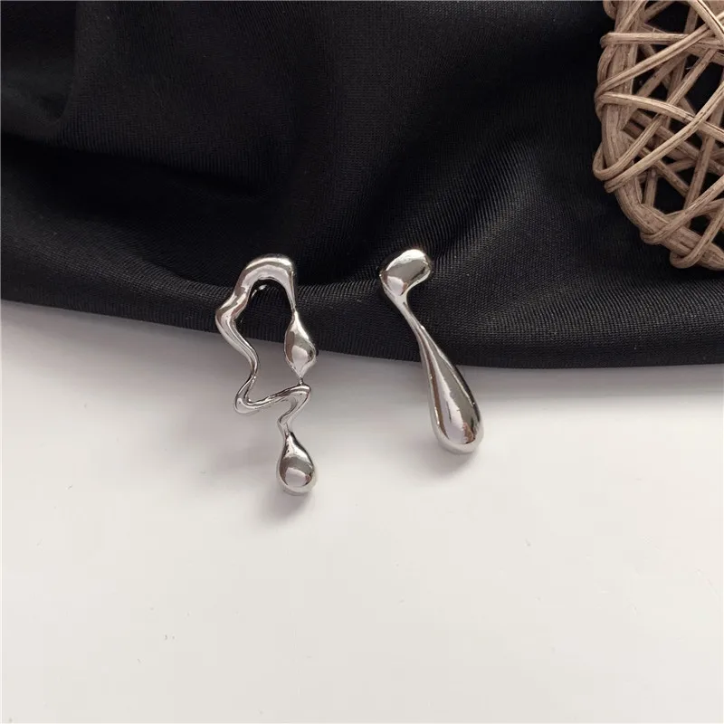 Женские асимметричные серьги гвоздики серебристого цвета с музыкальным