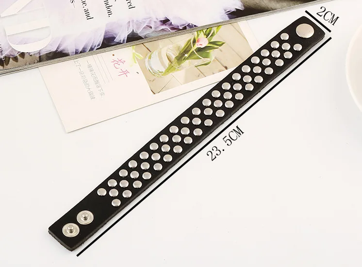 Браслеты ручной работы из черной кожи с выложенными металлическими хлопьями