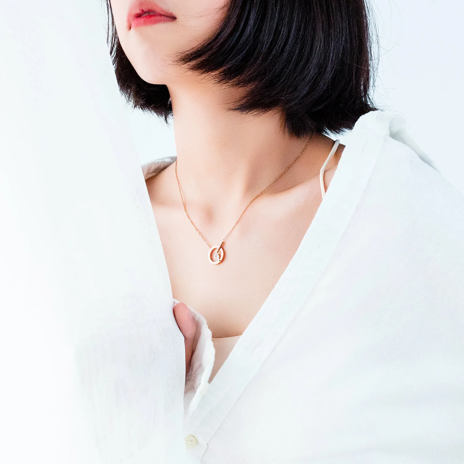 

CH-326 Fashion Titanium Steel Love Heart Diamond Roman Numeral Round Necklace Rose Gold Plated Clavicle Chain