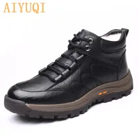 Мужские кожаные ботинки AIYUQI, зимние теплые Повседневные высокие ботинки на шнуровке из микрофибры, большой размер 38-46, мужские ботинки