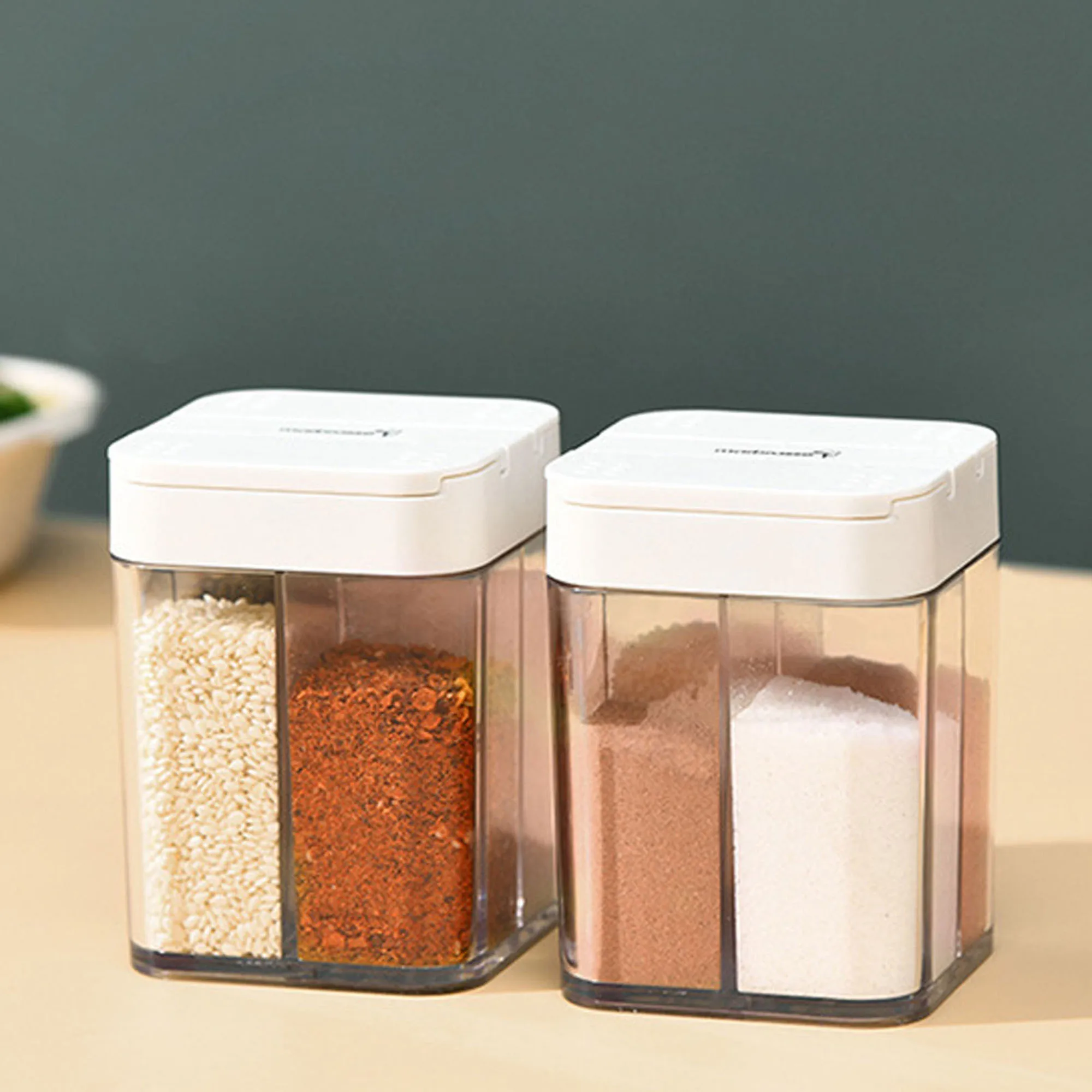 

4 In 1 Clamshell Spice Jar Portable Outdoor Barbecue Seasoning Bottle Four-part Transparent Seasoning Box Kitchen Accessories