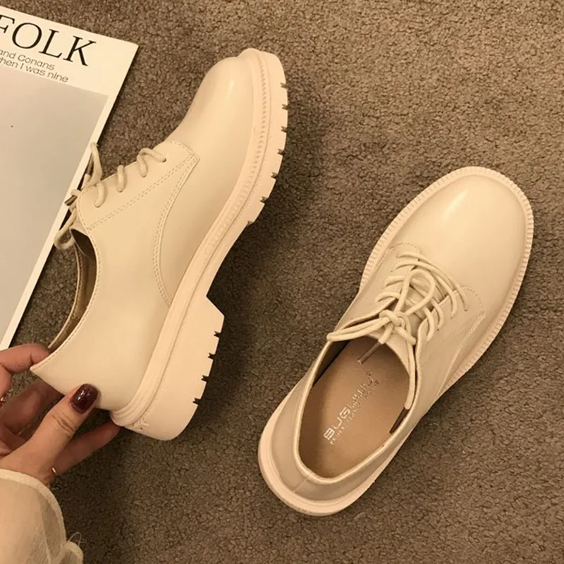 Женские туфли-оксфорды из лакированной кожи в британском стиле лоферы на