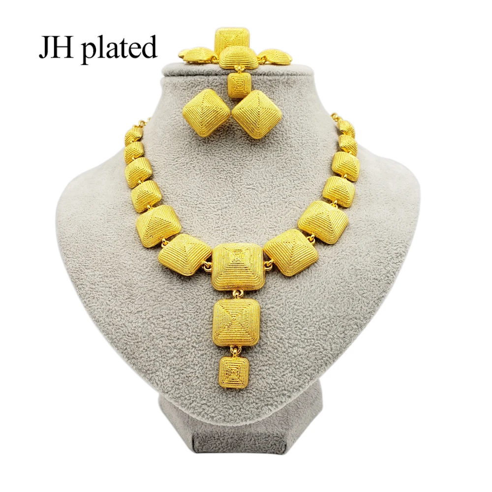 Комплект золотых ювелирных изделий из колье браслета серег и кольца | Украшения