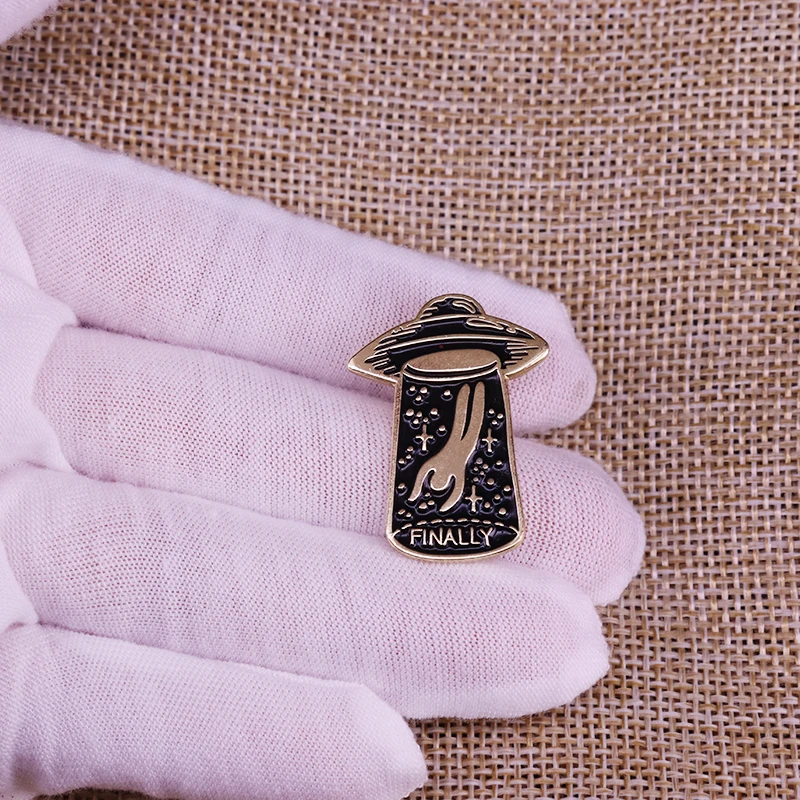 

Creative UFO Enamel Pin Badges Cloth Hat Bag Accessory