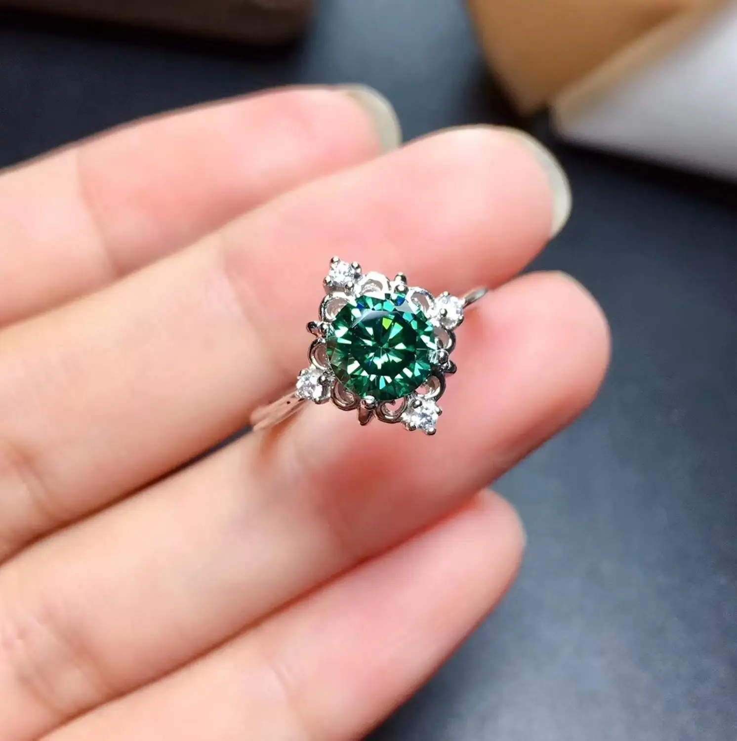Женское кольцо с зеленым моиссанитом серебряное для помолвки подарок на день