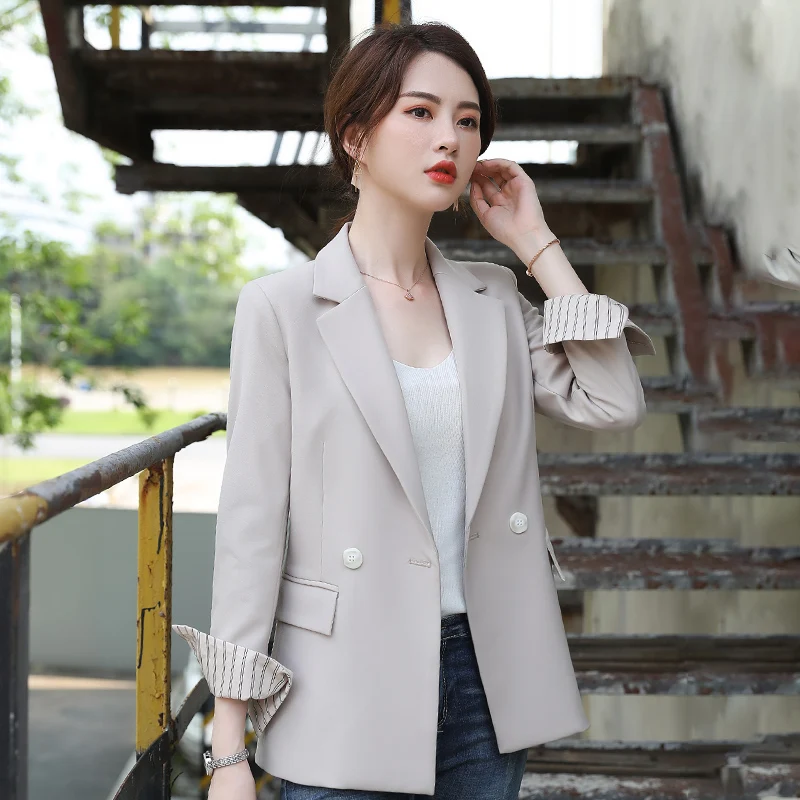 Женский блейзер с карманами длинный рукав надрезом средней длины большие