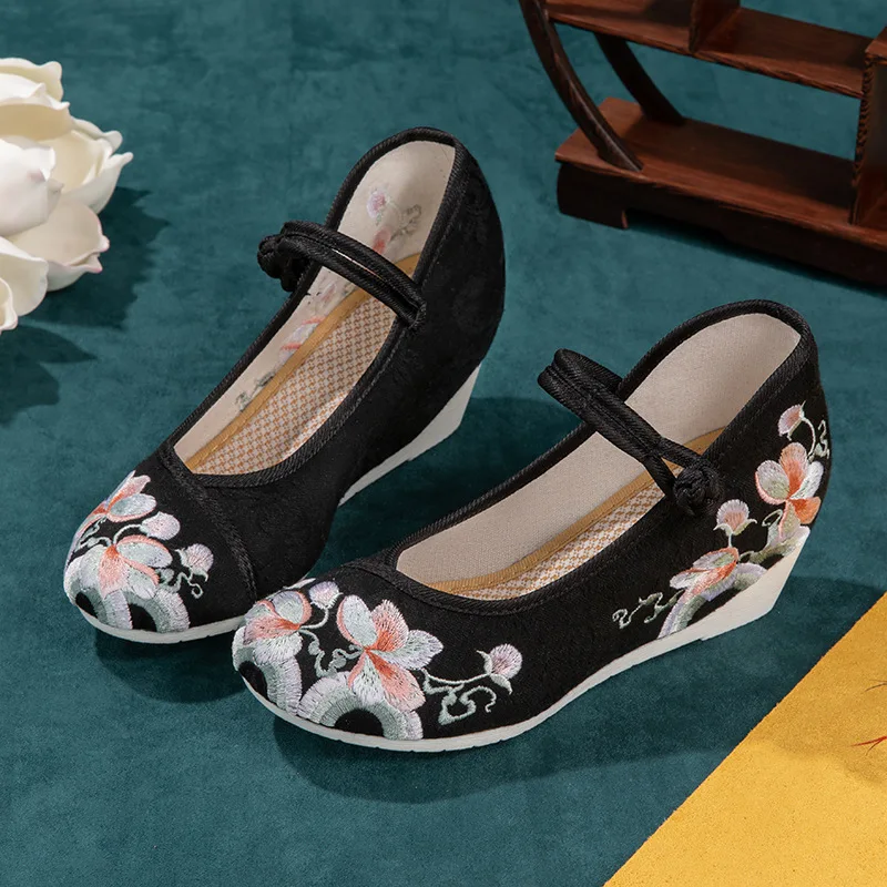 Красивая женская обувь с цветочной вышивкой в китайском старинном стиле ретро