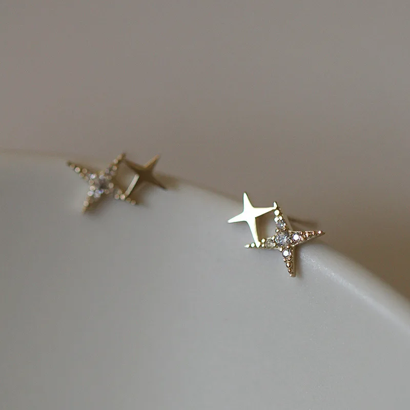 Серьги-гвоздики женские золотистые с бриллиантами и звездами