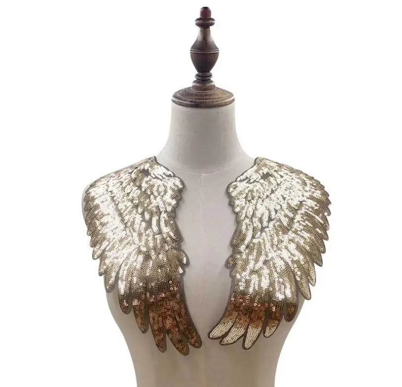 Высококачественное свадебное платье с кружевной аппликацией украшенное