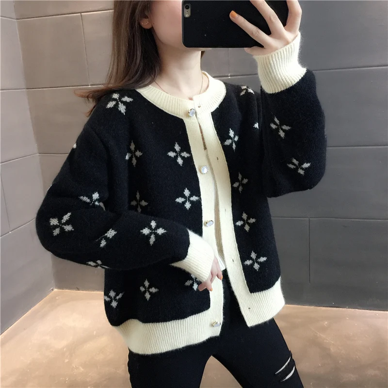 Кардиган трикотажный с круглым вырезом цветочным принтом |