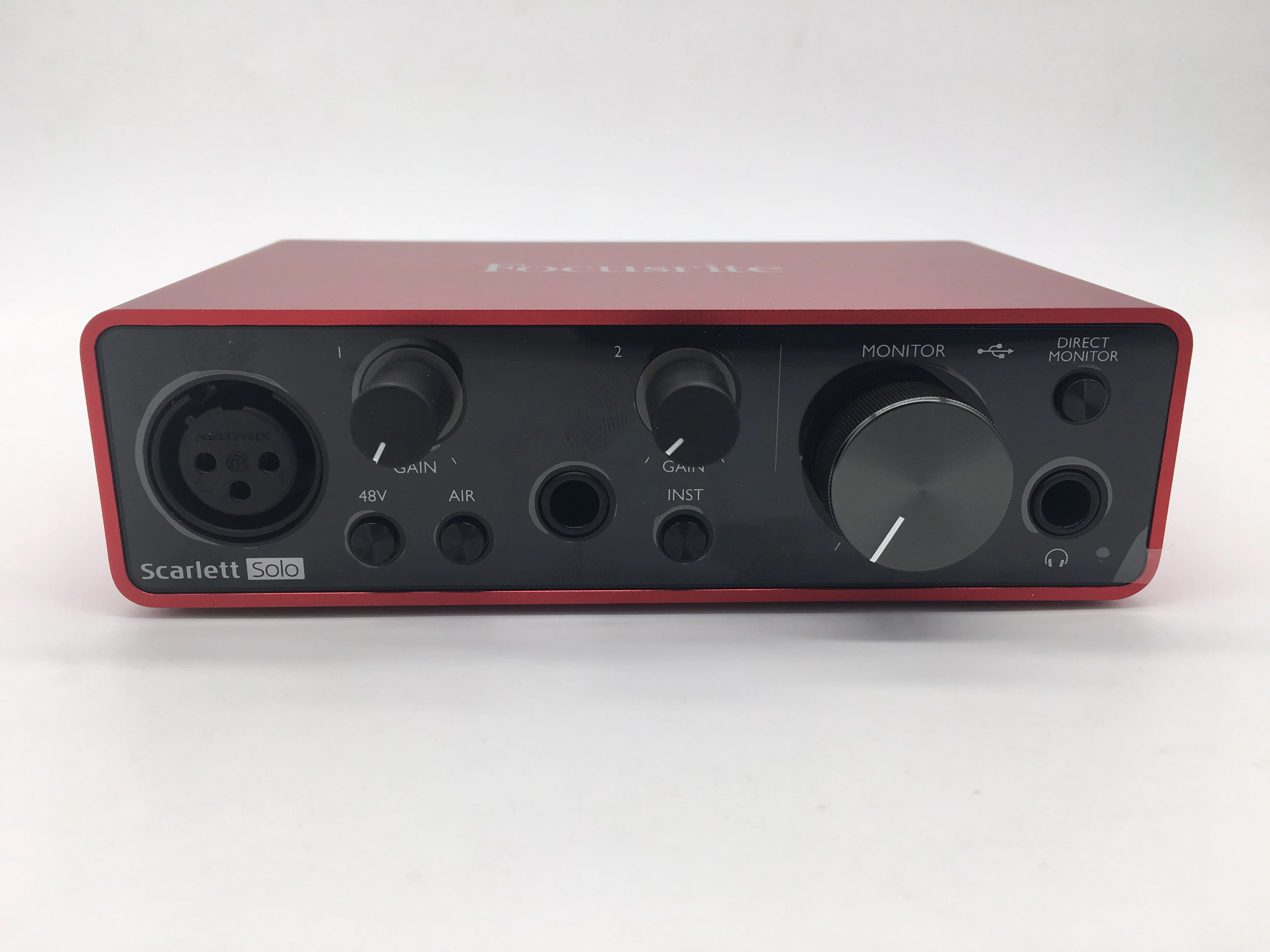 Новый улучшенный звуковой интерфейс Focusrite Scarlett Solo 3-го поколения с USB, карта звука 24 бит/192 кГц AD-конвертеры для записи микрофона и гитары.