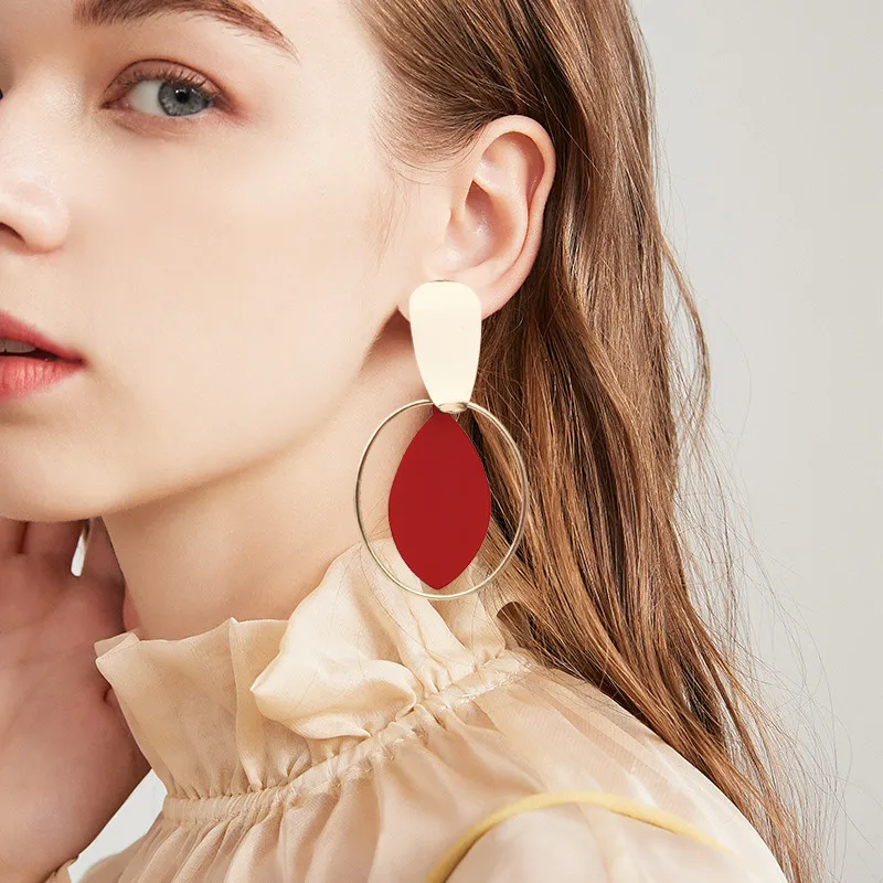 Женские крупные серьги капельки с овальными листьями красного