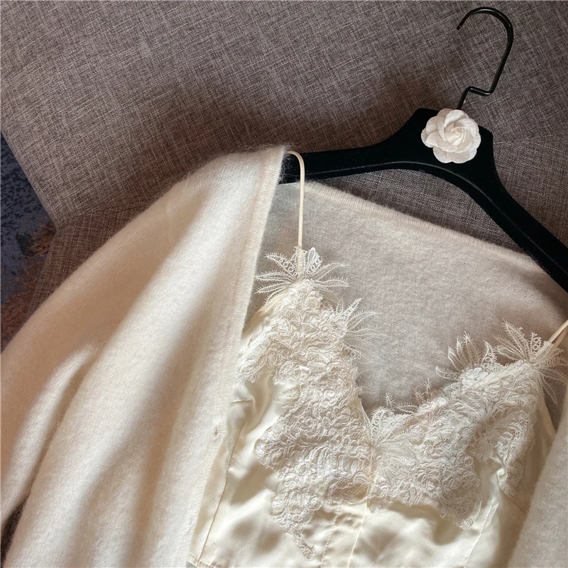 

Autumn and winter new niche design with lace embroidery and waistcoat