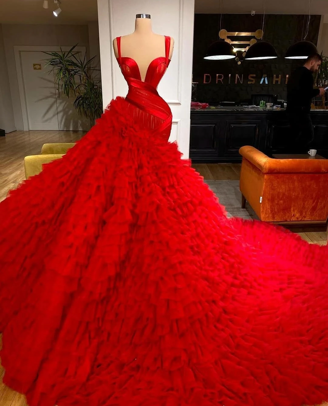 

Luxury Red Mermaid Evening Dresses Tiered Ruffles Spaghetti Straps Illusion Prom Gowns Women Red Carpet Celebrity Dress