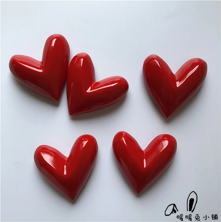 

2pcs Wedding cartoon red heart peach heart love resin refrigerator magnet three-dimensional magnetic stickers