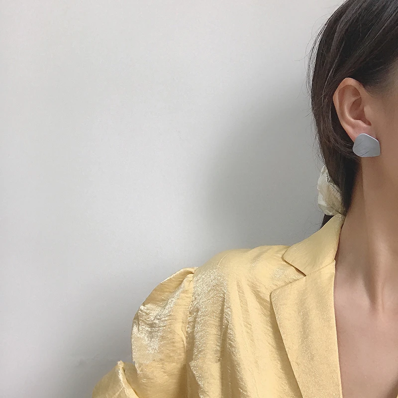 Женские матовые серьги-гвоздики AOMU нестандартной геометрической формы с