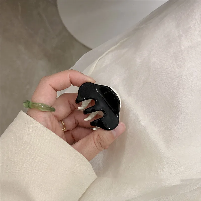 

Korea Vintage Colorful Acrylic Hair Claw Smooth Irregular Metal Geometric Hit Color Hairpin for Women Fashion Gifts Jewelry