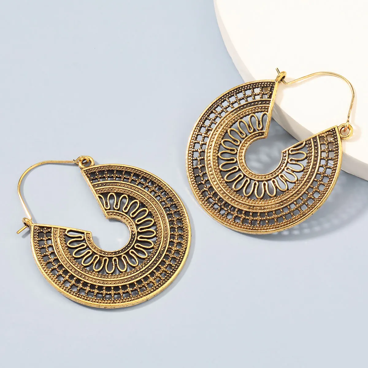 

1Pair Vintage Gold Dangle Earrings Female Retro Ethnic Beads Boho Flower Earrings Alloy Notch Round Drop Earrings Women Jewelry
