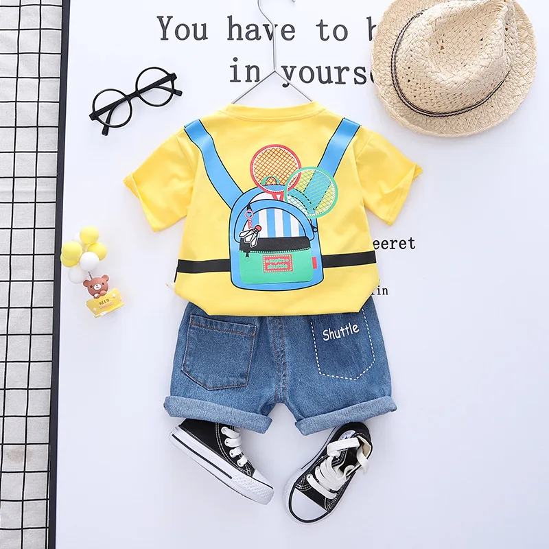 

Комплект детской одежды, Летний Новый детский костюм, модный Свободный рюкзак для мальчиков с принтом, футболка с коротким рукавом + джинсов...