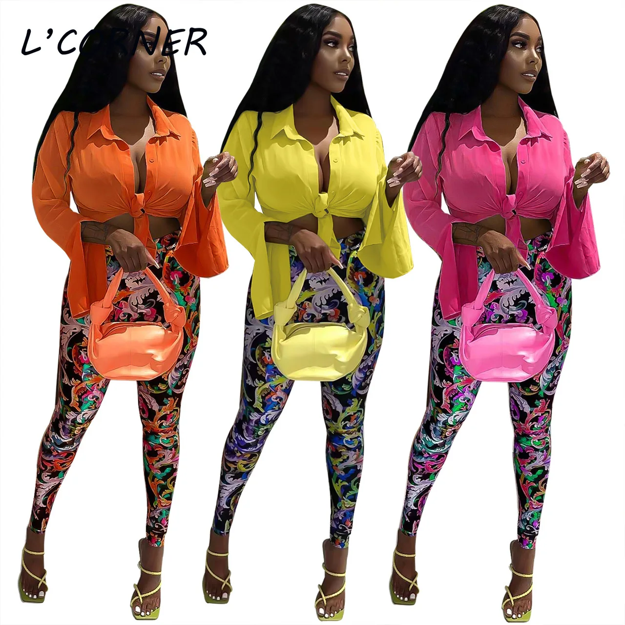 

Женский уличный костюм из двух предметов: укороченный топ с глубоким завязкой и леггинсы с пейсли-принтом